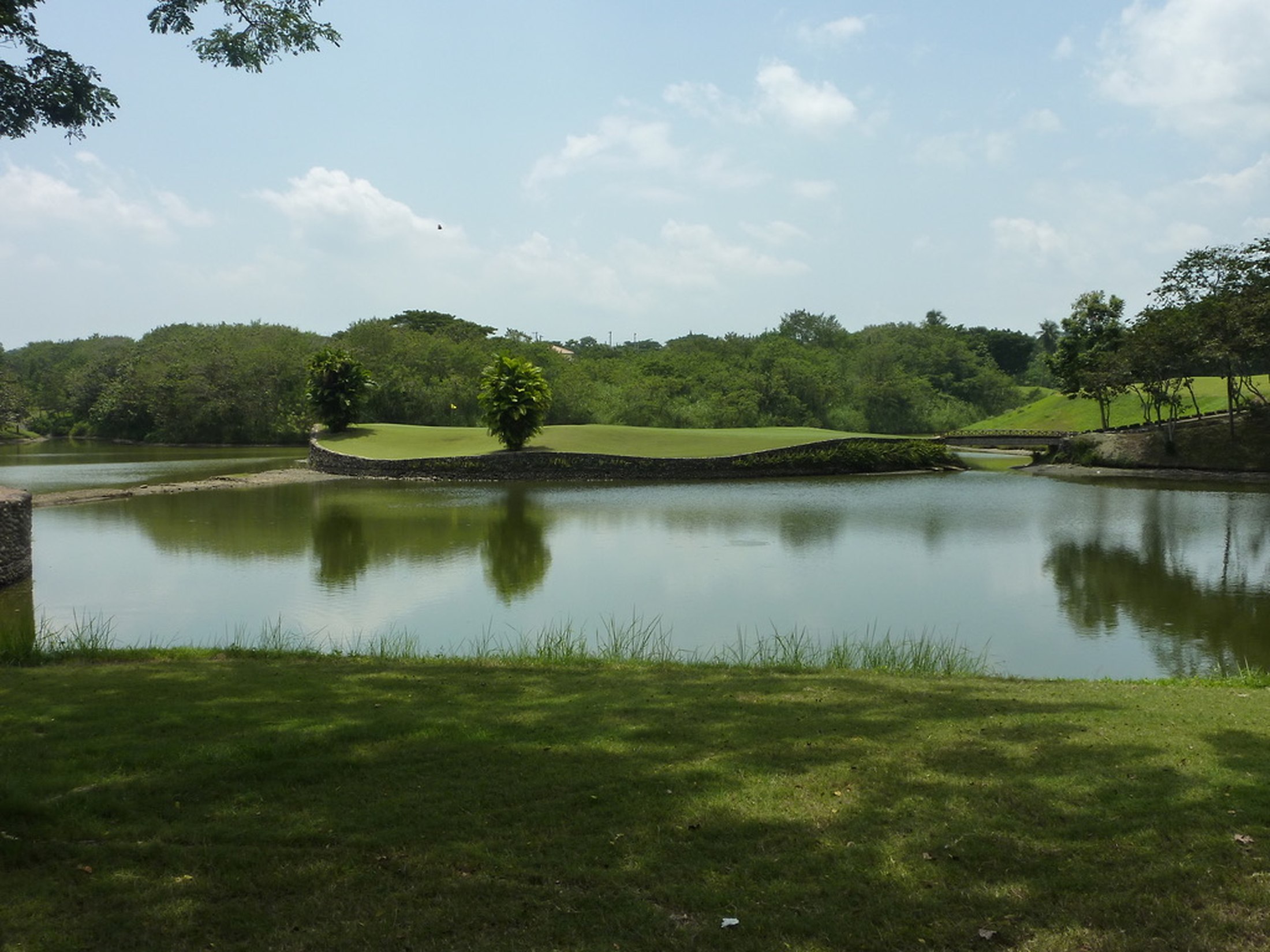 Golf hole with water