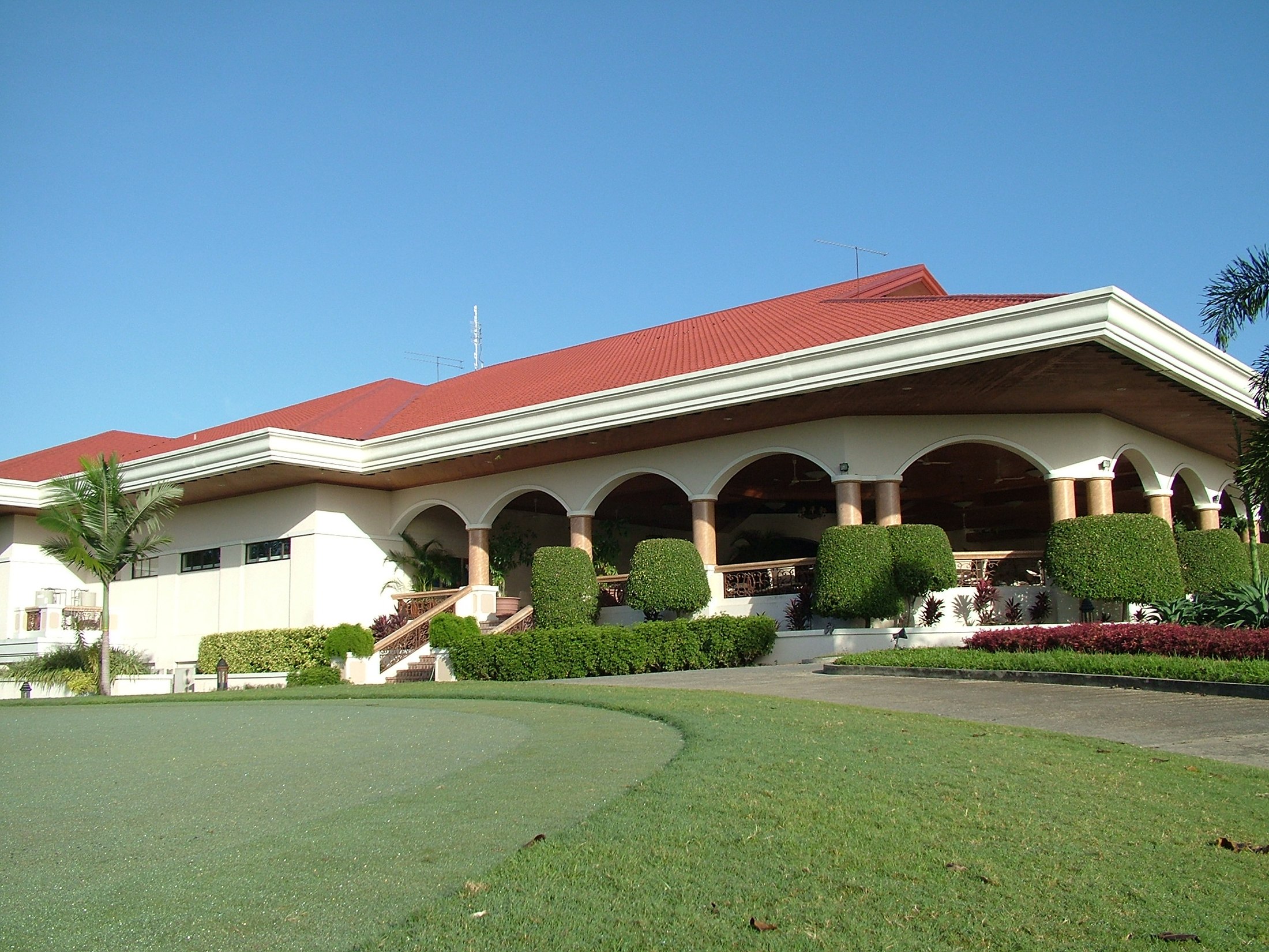 Back side of the Rancho Palos Verdes golf clubhouse
